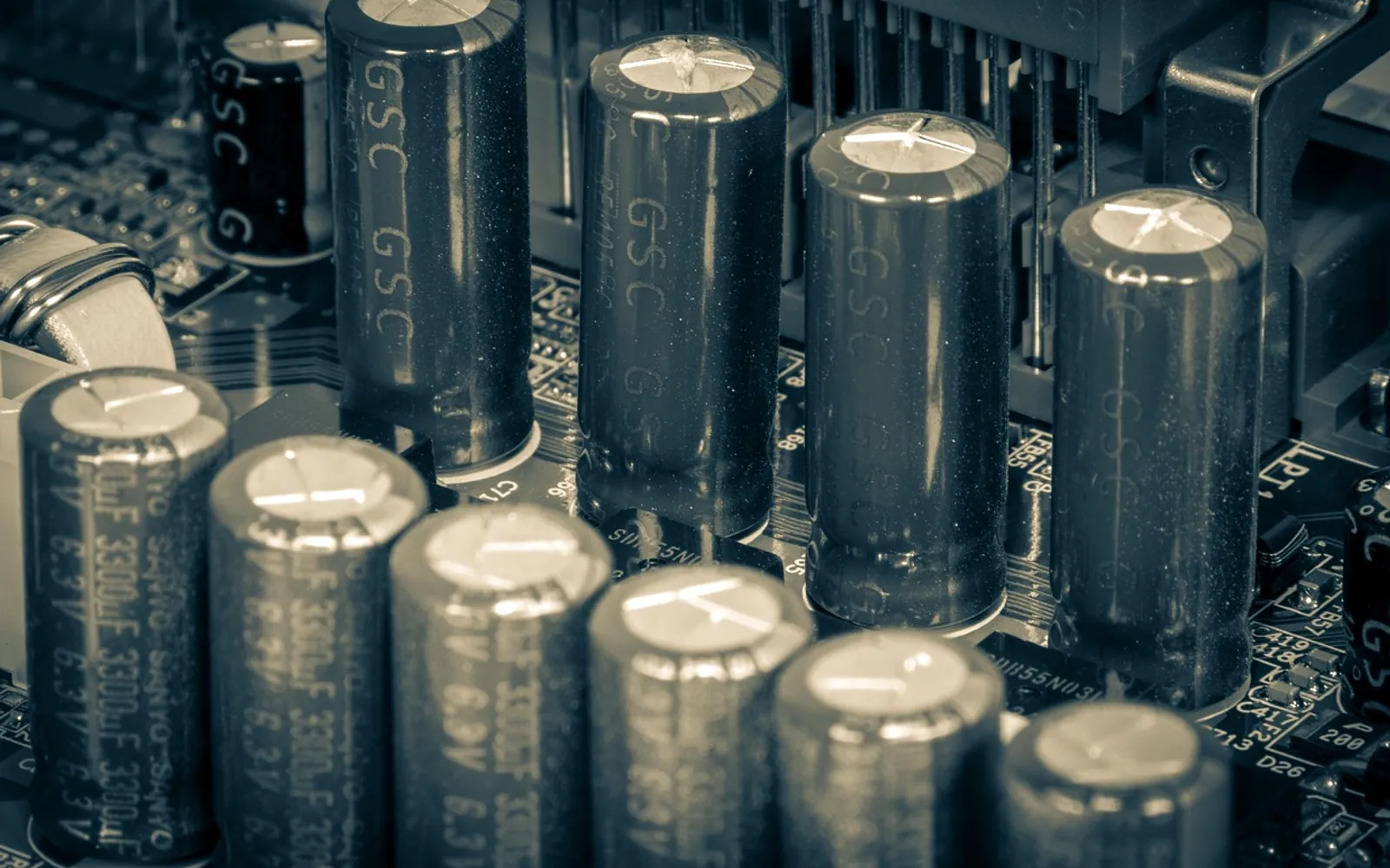 Capacitors, computer and circuit board